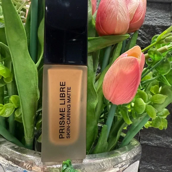 Givenchy PRISME LIBRE SKIN-CARING MATTE FOUNDATION 5-W355, Brand New without box - Picture 6 of 9